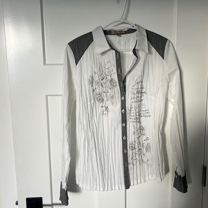 Beautiful blouse never worn. Made in Spain Size es44